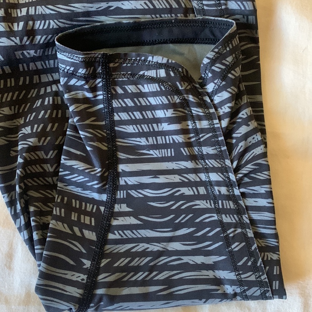 Striped Leaf Pattern Lululemon Capri Leggings Euc - image 3